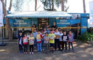 Gezici kütüphane köy okulunda öğrencilerle buluştu