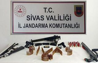 Göçerlerin çadırlarından adeta cephanelik çıktı