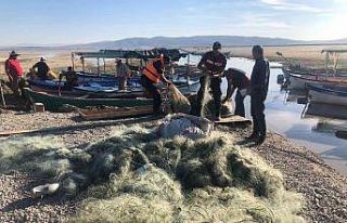 Gölde yasak olan ağlara el konuldu