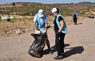 Gönüllü çevreciler Bağyolu göleti çevresini...