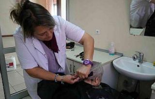 Gönüllü kuaför huzurevindeki yaşlıları sevindirdi