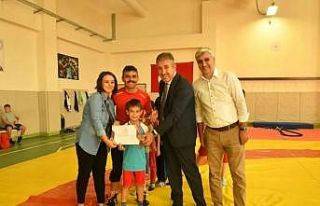 GSB Spor Okulları yaz döneminde güreşçiler sertifikalarını...