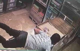 Güçlükle ulaştığı sadaka kutusunu böyle çaldı