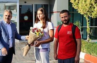 Gümüş madalya kazanan yüzücülere çiçekli karşılama