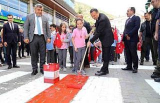 Gümüşhane’de yaya geçitleri kırmızıya boyandı