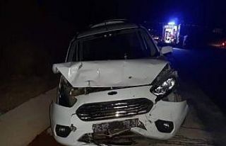 Hafif ticari araç ile otomobil çarpıştı: 2 yaralı