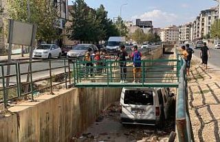 Hafif ticari araç kanala uçtu: 2 yaralı