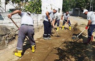 Hafta sonu mesaisinde cadde ve sokaklar yıkandı