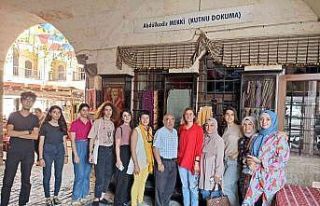 Halı tasarımı öğrencileri kutnu dokuyor