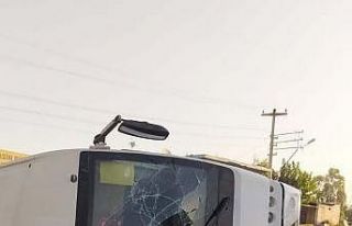 Halk otobüsü ile otomobil çarpıştı, sürücüler...