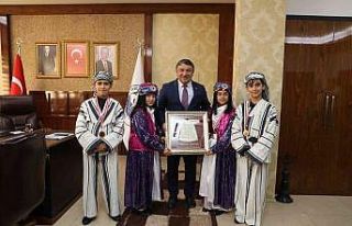 Halk oyunları yarışmasında hünerlerini sergilediler