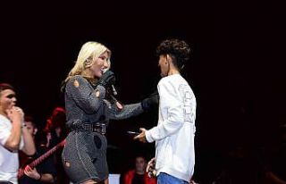 Hande Yener’e Bursa’da şok: Ünlü popçu sahneye...
