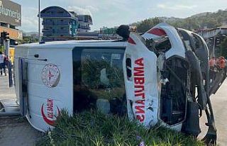 Hasta sevk eden ambulans kamyonetle çarpışıp devrildi:...