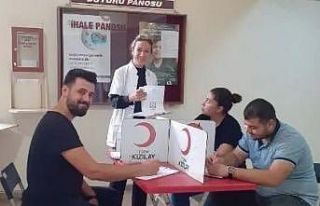 Hastane çalışanları kan bağışına dikkat çekti
