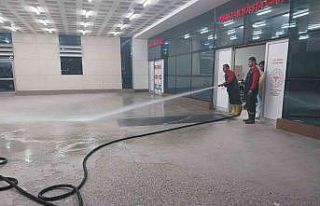 Hastanenin bahçesi yıkanarak dezenfekte edildi