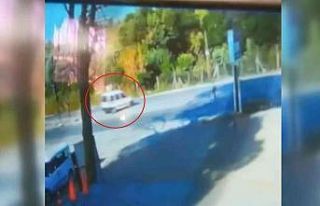 Hatalı dönüş yapan araca çarptı, kask sayesinde...