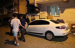 Havlayan köpeğe tepki veren moto kuryeleri uyaran...