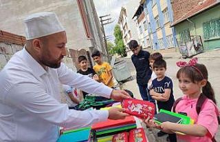 Hayırsever imam yetim çocuklara kırtasiye yardımında...