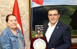 Hayırsever Saadet Kızılyar’dan yüzlerce öğrenciye...