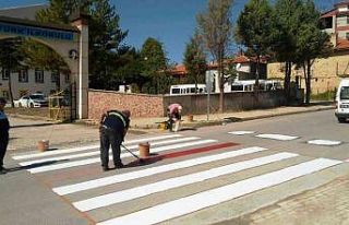 Hisarcık’ta yaya geçidi çizgileri yenileniyor