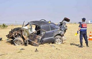 Hurdaya dönen otomobildeki 4 kişi yaralandı