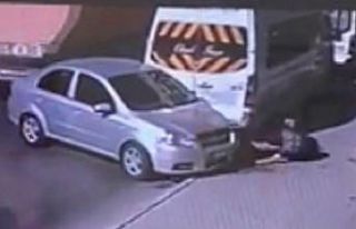 İki aracın arasında kalan adam ölümden döndü,...