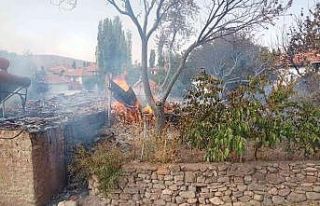 İki ev yanarak kullanılmaz hale geldi