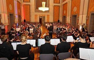 İki kardeş belediyenin orkestrası Dünya Barış...