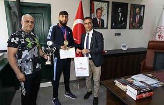 İl Müdürü Din, şampiyon sporcuyla bir araya geldi