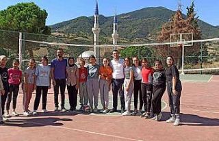 İlçe Milli Eğitim Müdürü çocuklarla voleybol...