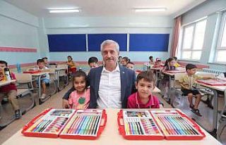 İlkokul öğrencilerine boyama ve okuma seti