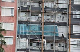 İnşaat işçilerinin 15 katlı binada güvenlik...