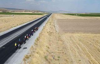 İranlı bisikletçiler Van Gölü için pedal çevirdi