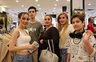 İranlı turistler Van esnafının yüzünü güldürdü