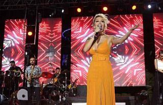 İrem Derici hayranlarını coşkulu bir gece yaşattı