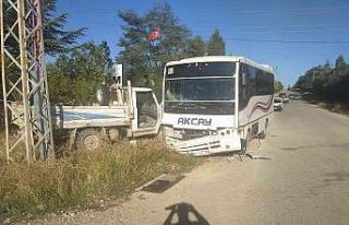 İşçi taşıyan servis midibüsü kamyonetle çarpıştı:...