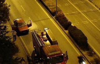 Işıklarda beklerken alev alan otomobil itfaiye ekiplerince...