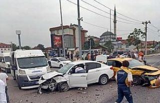 Işıklı kavşakta 3 otomobil çarpıştı: 2 yaralı