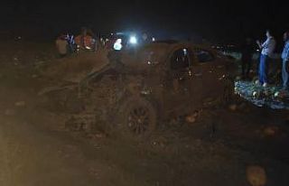 Işıkta bekleyen minibüse çarpan araç tarlaya...