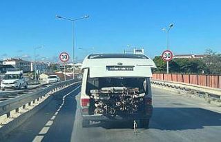 İskele demirleri minibüs bagajında tehlike oluşturdu