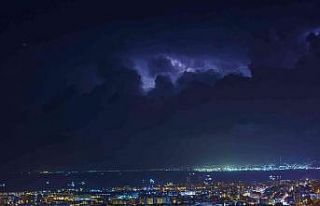 İskenderun Körfezi’nde şimşek fırtınası geceyi...