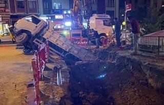 İSKİ çalışmasında yol çöktü, hafriyat kamyonu...