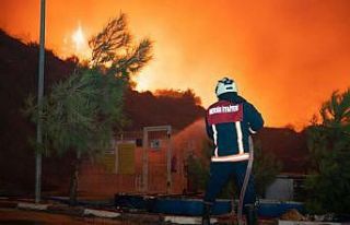 İtfaiye ekiplerinin Mersin’de yangınla mücadelesi...