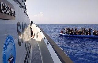 İzmir açıklarında 45 düzensiz göçmen kurtarıldı