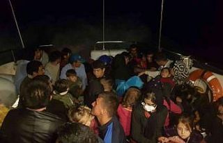 İzmir açıklarında 5 düzensiz göçmen kurtarıldı,...