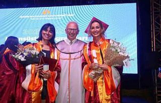 İzmir Ekonomi Üniversitesinde mezuniyet coşkusu