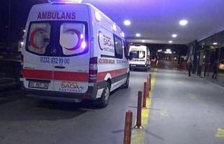 İzmir’de alkollü şahıs ihbara gelen polisi bıçakla...