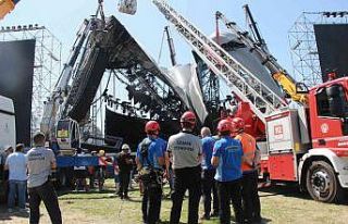 İzmir’de Tarkan konseri öncesi çöken sahne kaldırılıyor