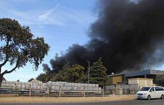 İzmir’de yatak fabrikasındaki yangını söndürme...