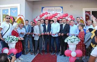 İzzet Özcan İlkokul ve Ortaokulu düzenlenen törenle...